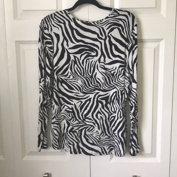 CHICO’S BLACK AND WHITE ZEBRA PRINT TOP - Picture 2 of 2